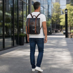 Mochila Trancura Azul de cuero natural de vacuno de OLKI, con correas y detalles en cuero marrón y hebillas doradas.