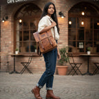 Mochila Trancura Caramel de cuero natural de vacuno de OLKI, con solapa, hebillas y correas ajustables.