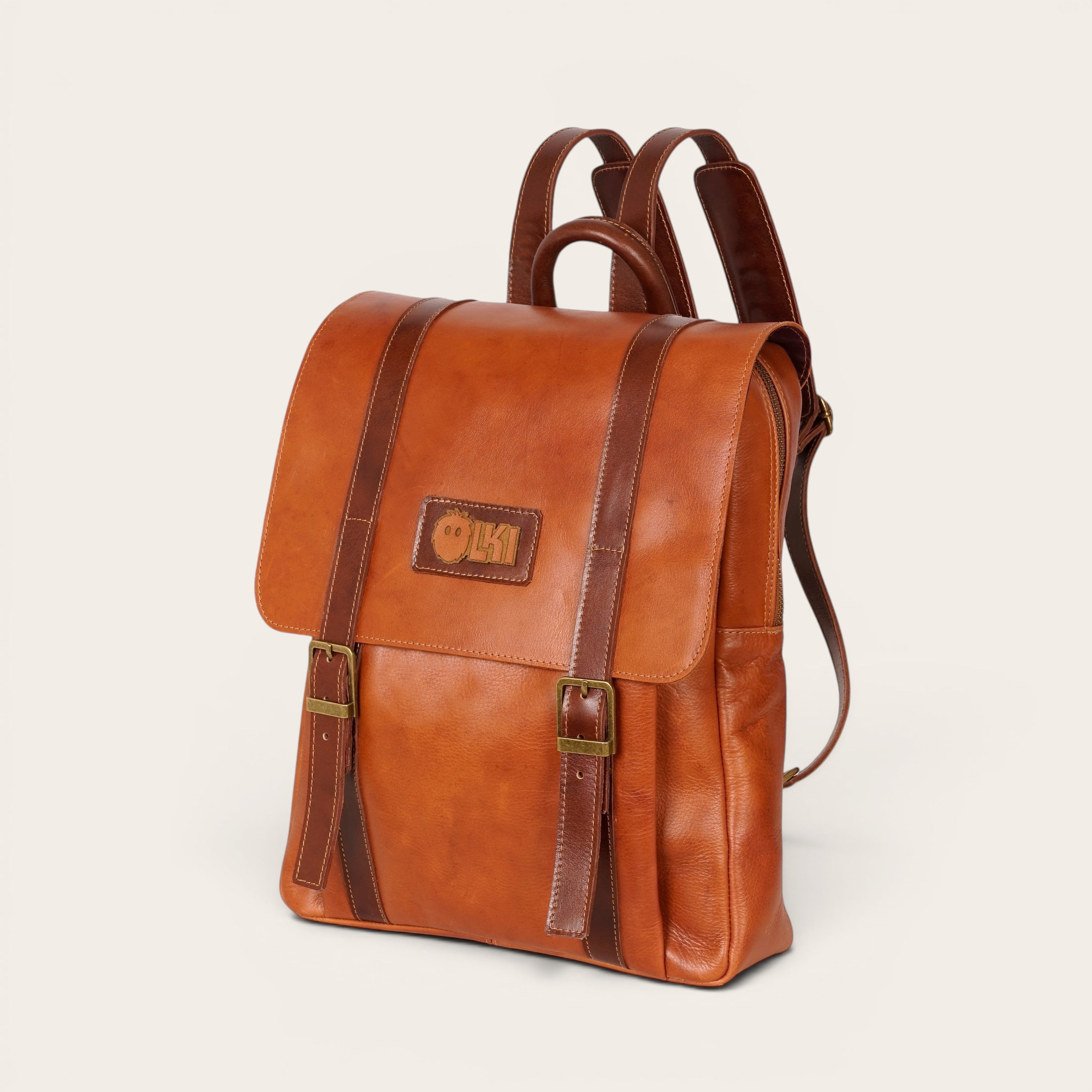 Mochila Trancura Curry de cuero natural de vacuno en color coñac con correas ajustables y logo de OLKI. Ideal para uso diario y escapadas.