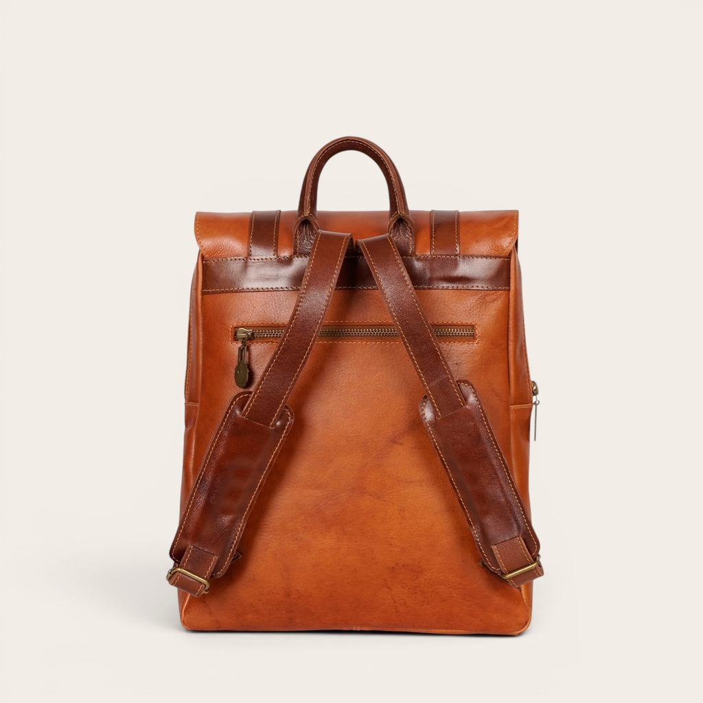 Mochila Trancura Curry de cuero natural de vacuno de OLKI. Diseño atemporal con correas ajustables y bolsillo con cremallera.