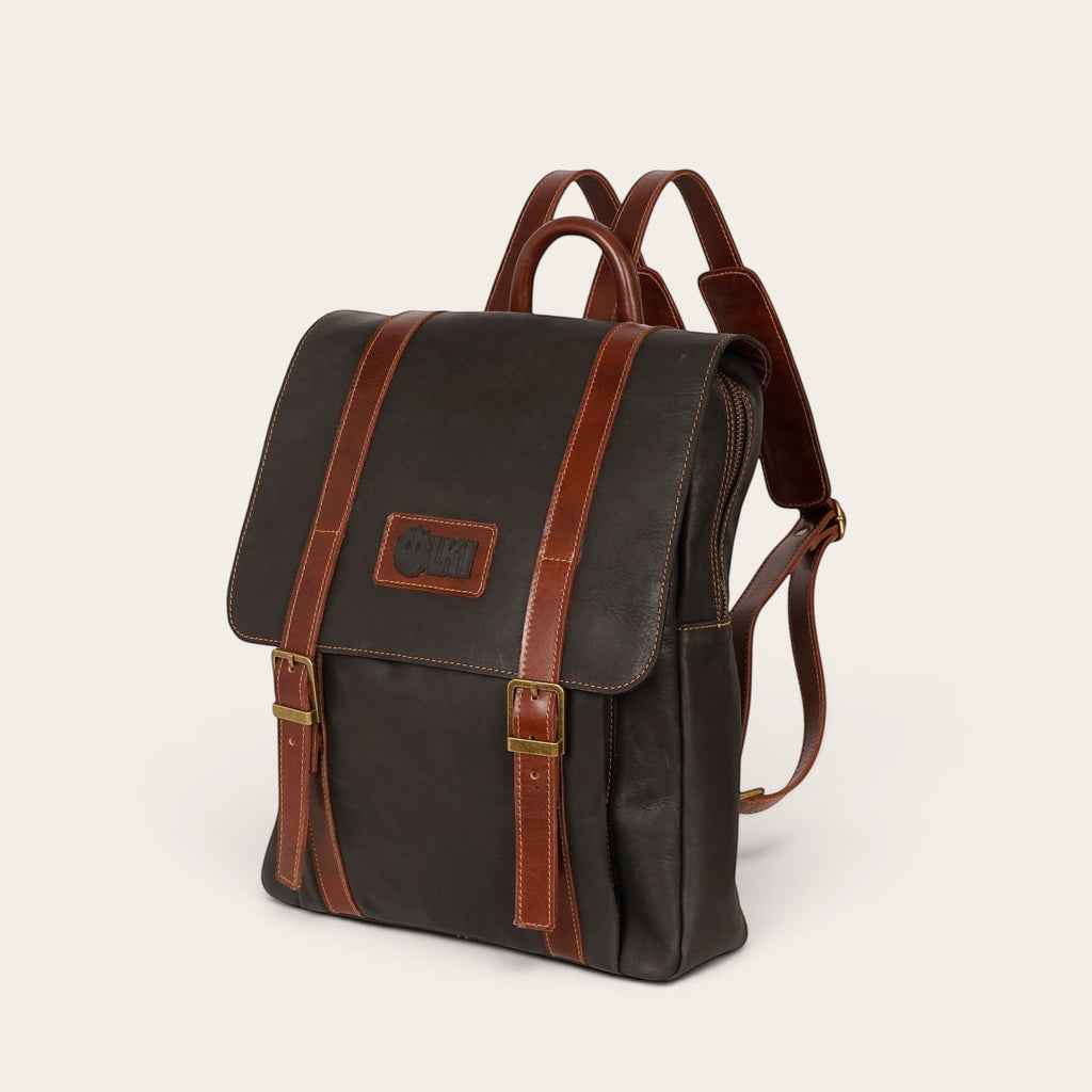 Mochila Trancura Negra de cuero de vacuno de OLKI con correas de cuero marrón y hebillas envejecidas. Diseño atemporal de 11 litros.