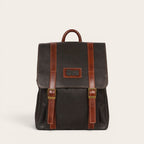Mochila Trancura Negra de cuero de OLKI con correas de cuero marrón y hebillas doradas. Diseño clásico.