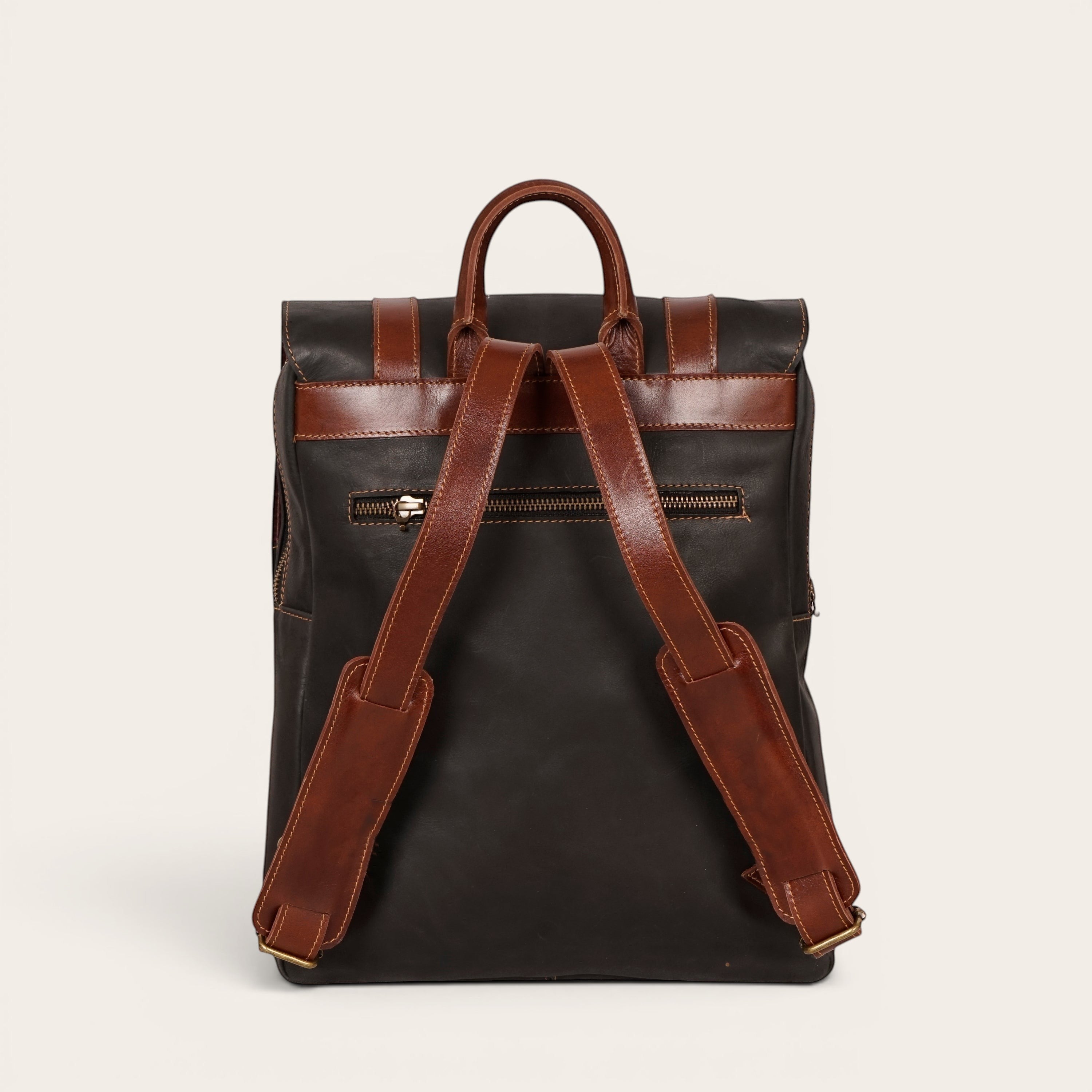 Mochila Trancura Negra de cuero de vacuno de OLKI con correas ajustables y asa superior. Diseño funcional y elegante.