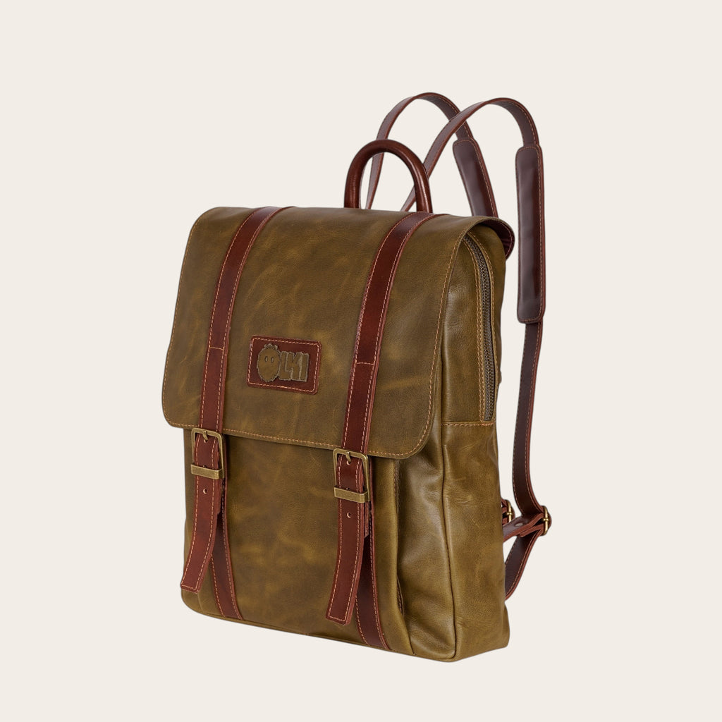 Mochila Trancura Verde de cuero de vacuno de OLKI con correas y hebillas de cuero marrón. Diseño unisex para uso diario.