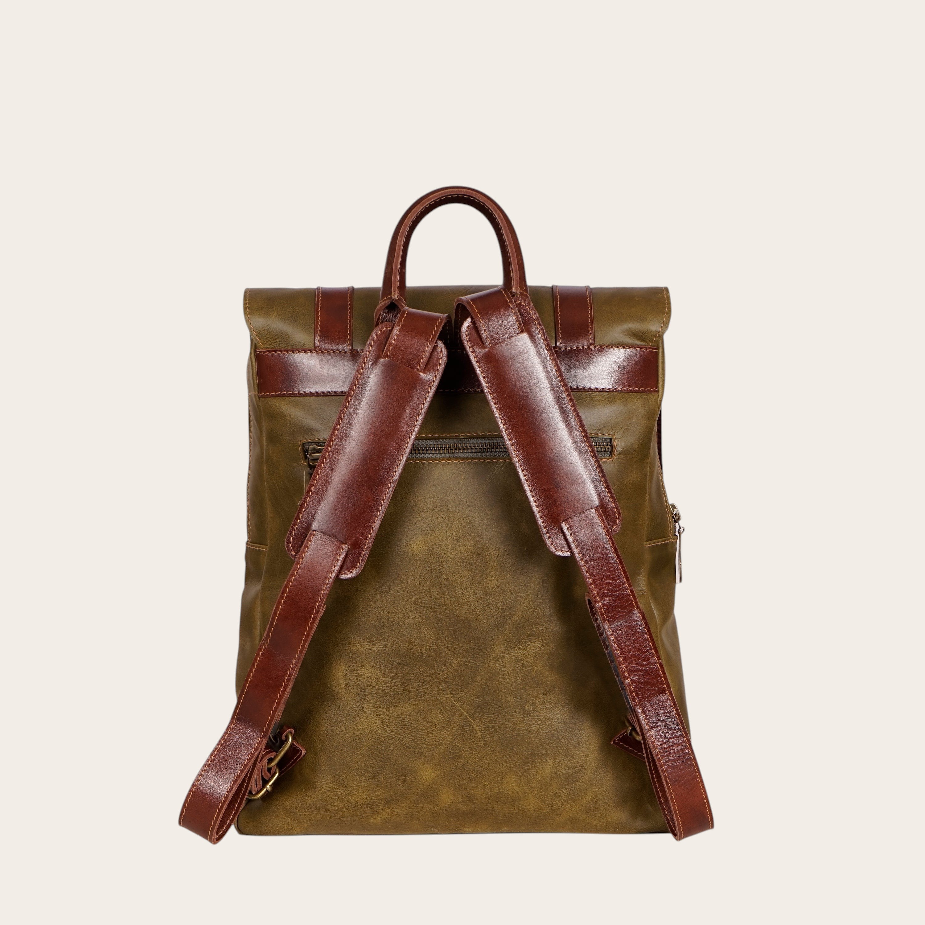 Mochila Trancura Verde de cuero de vacuno de OLKI. Diseño atemporal con correas ajustables y asa superior.