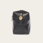 Neceser Elqui Negro de cuero natural de OLKI con cremallera dorada y tirador de conejo. Ideal para maquillaje y aseo.