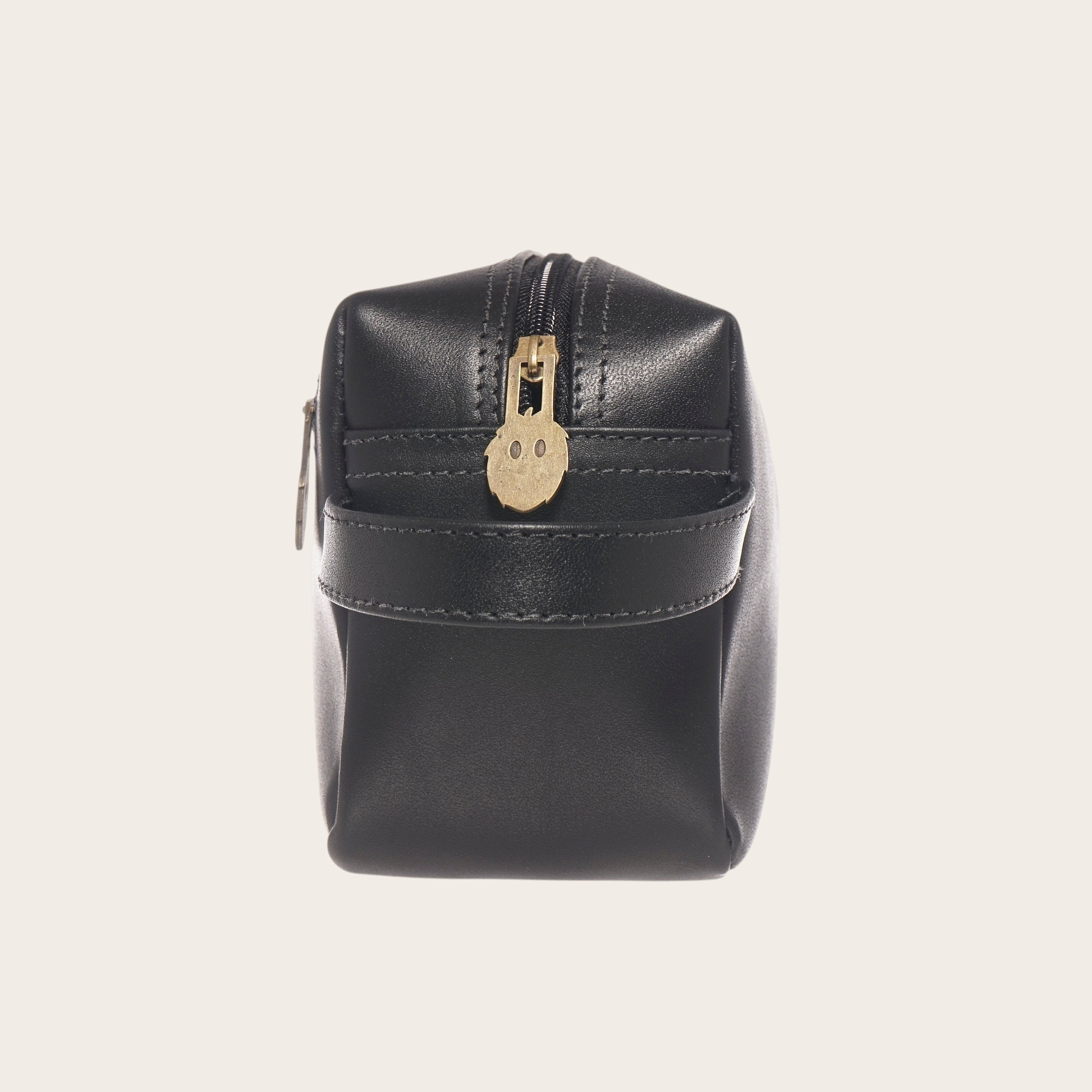 Neceser Elqui Negro de cuero natural de OLKI con cremallera dorada y tirador de conejo. Ideal para maquillaje y aseo.
