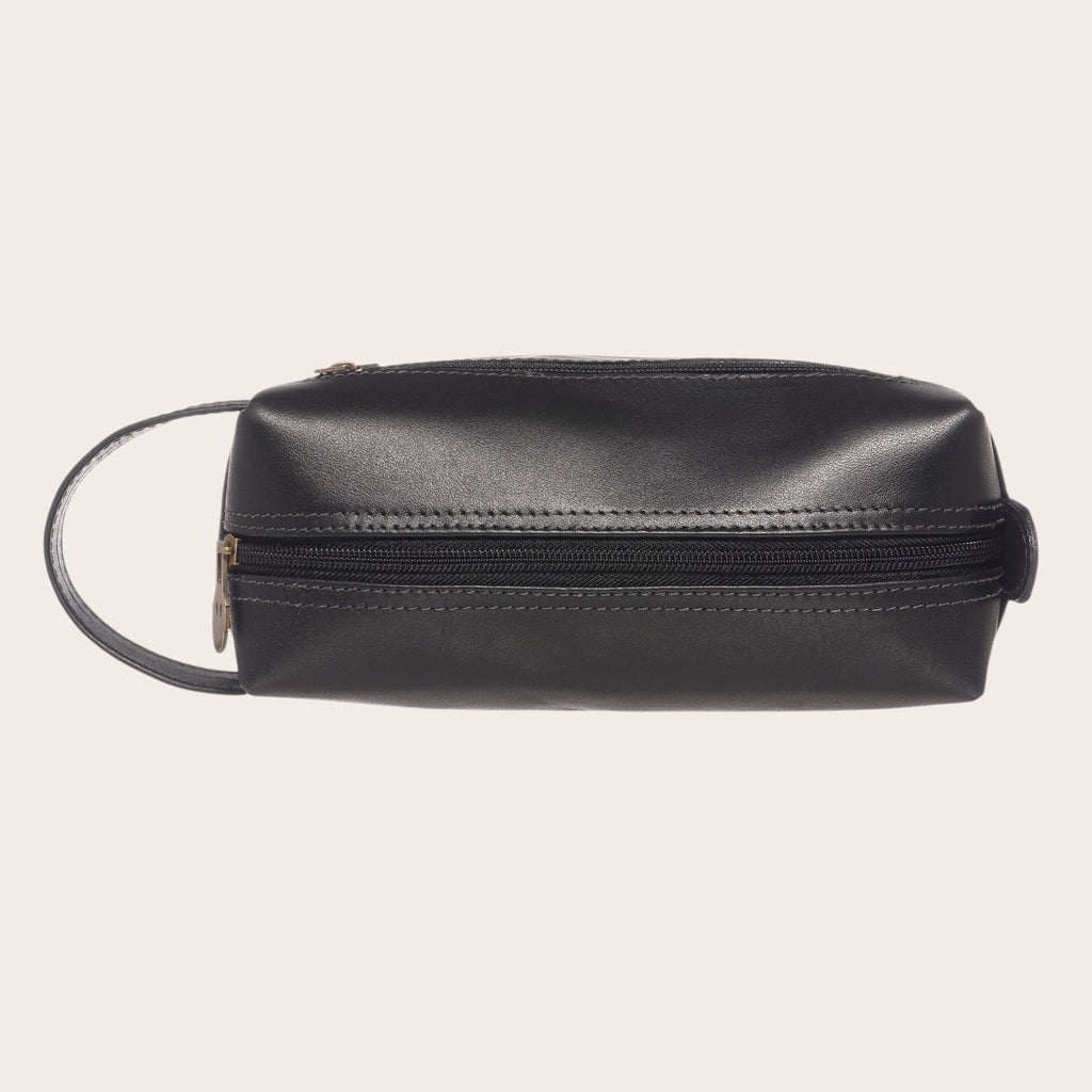 Neceser OLKI Elqui Negro de cuero natural con cremallera y asa lateral. Ideal para maquillaje y aseo.