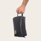 Neceser Elqui Negro de cuero natural de OLKI, con asa y cremallera. Ideal para viajes y uso diario.