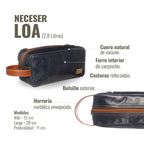 Neceser Loa de OLKI en cuero azul marino y tostado, con bolsillo exterior y costuras reforzadas. Ideal para viajes.