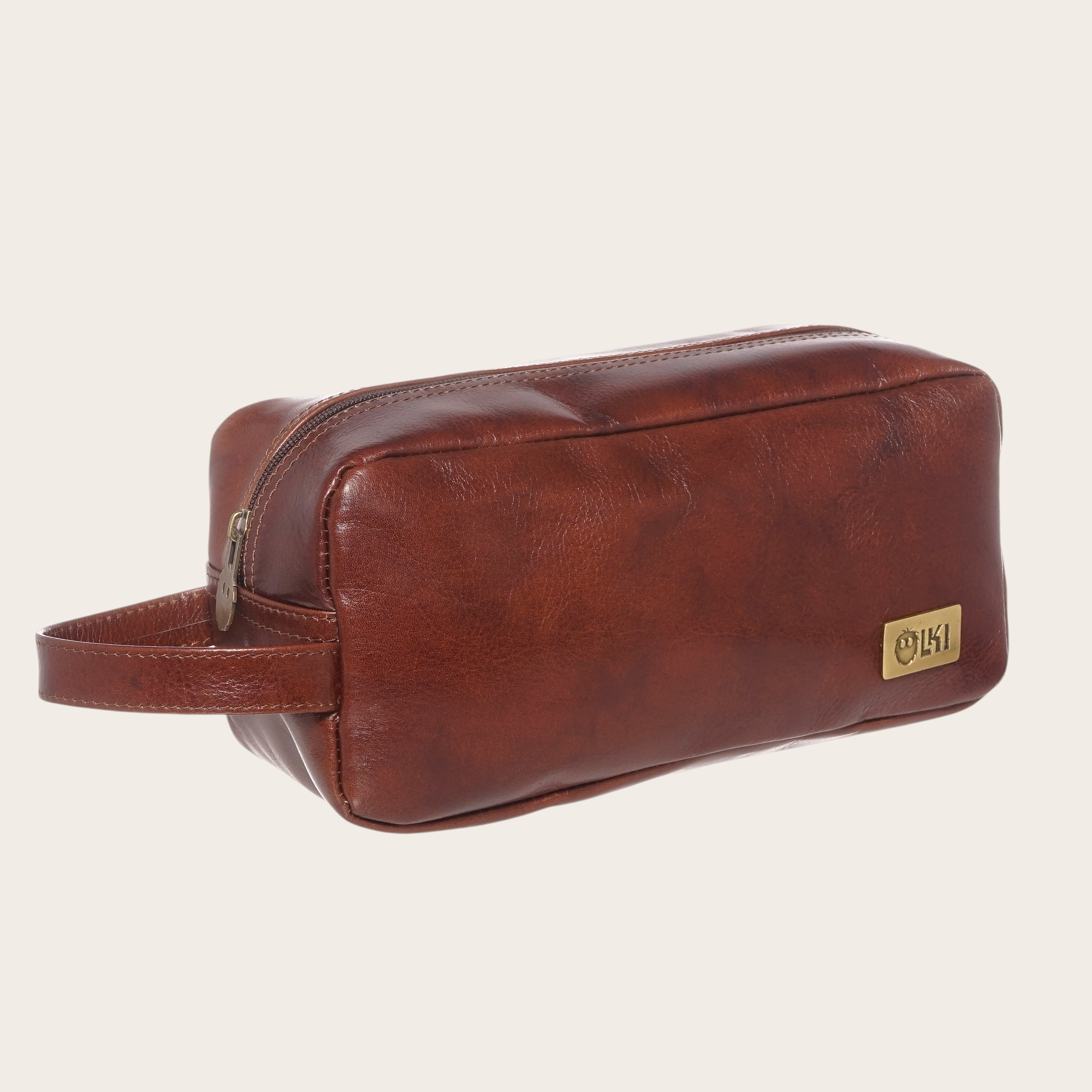Neceser OLKI Loa Castaño de cuero de vacuno liso y brillante con asa lateral y logo metálico.