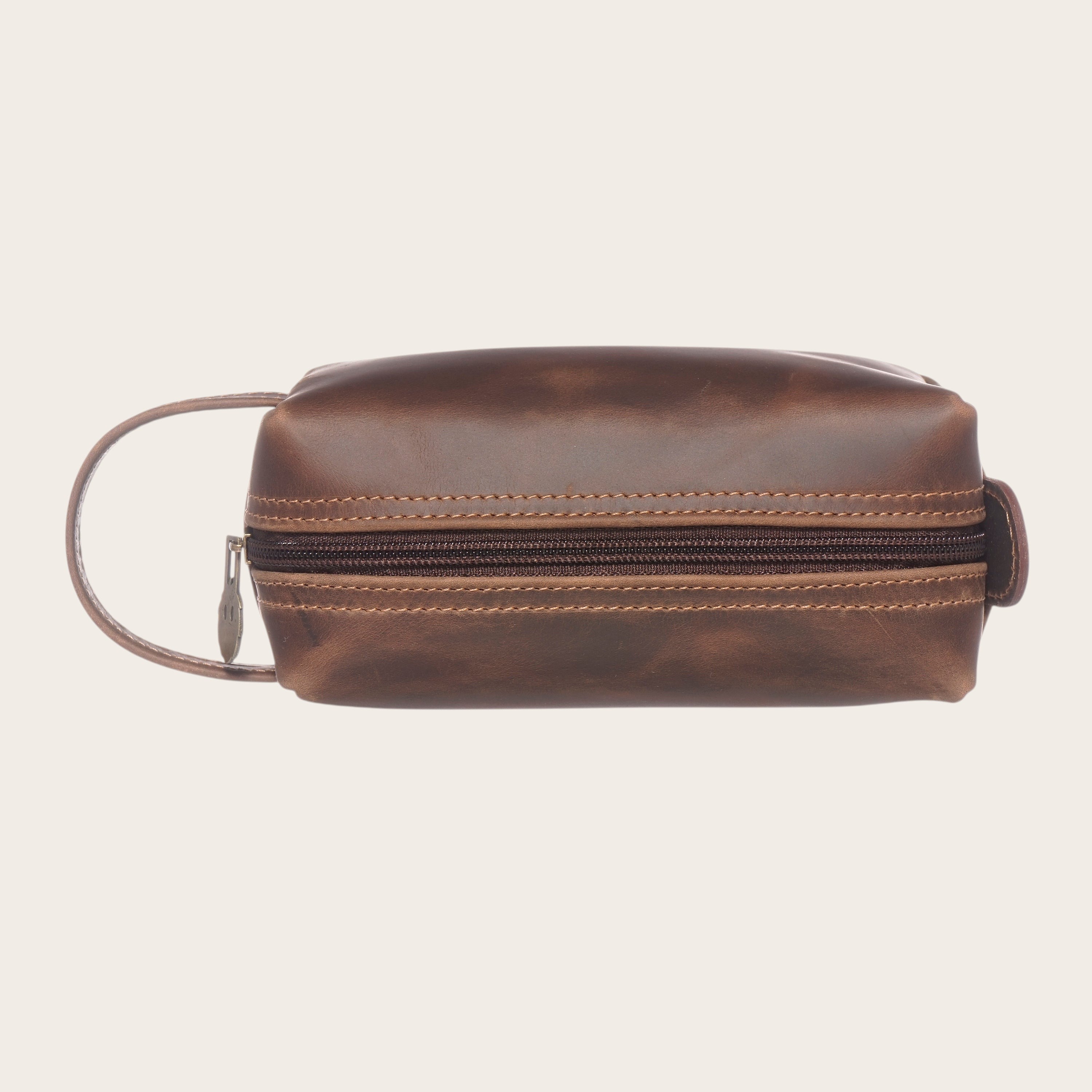 Neceser OLKI Elqui de cuero marrón chocolate con asa lateral y cremallera, ideal para viajes.