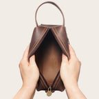 Neceser Elqui Chocolate de cuero de OLKI con asa lateral y cremallera, ideal para organizar esenciales.