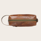 Neceser OLKI Elqui de piel en color caramelo y verde con cremallera y asa lateral. Diseño vintage y robusto para organizar esenciales.