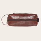 Neceser Elqui Castaño de OLKI en piel marrón, con cremallera y asa lateral. Ideal para viaje.