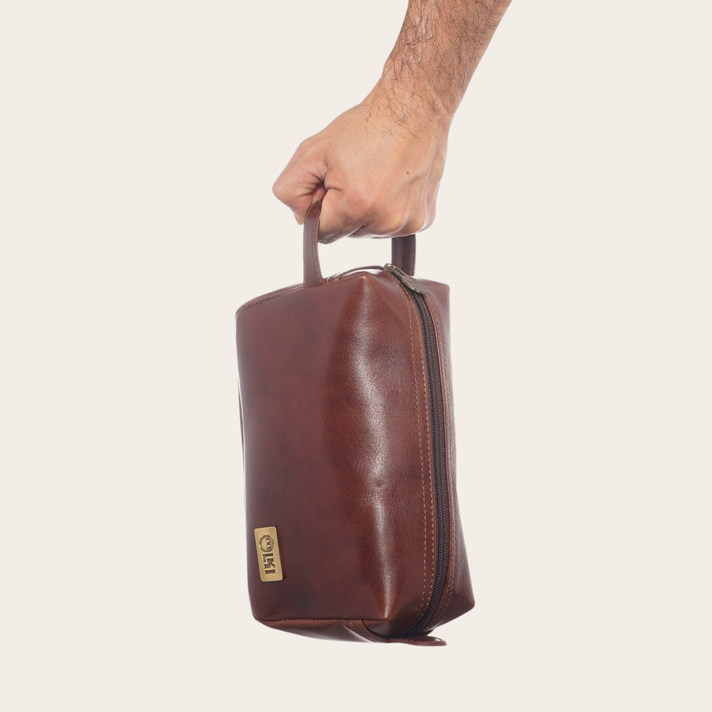 Neceser Elqui Castaño de piel de OLKI con asa superior y cremallera. Ideal para viajes.