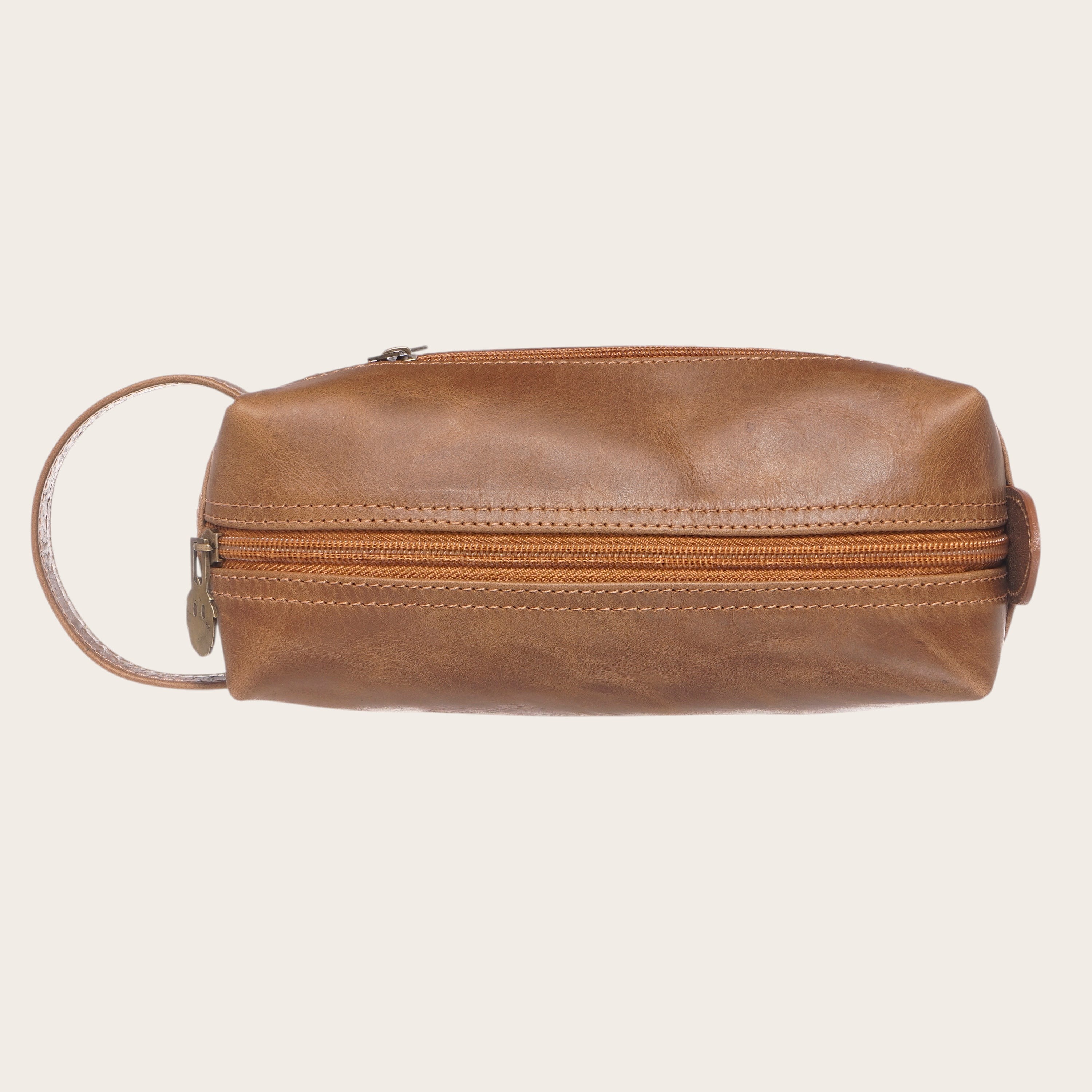 Neceser Elqui Habano de cuero de OLKI con asa lateral y cremallera, ideal para viaje o uso diario.