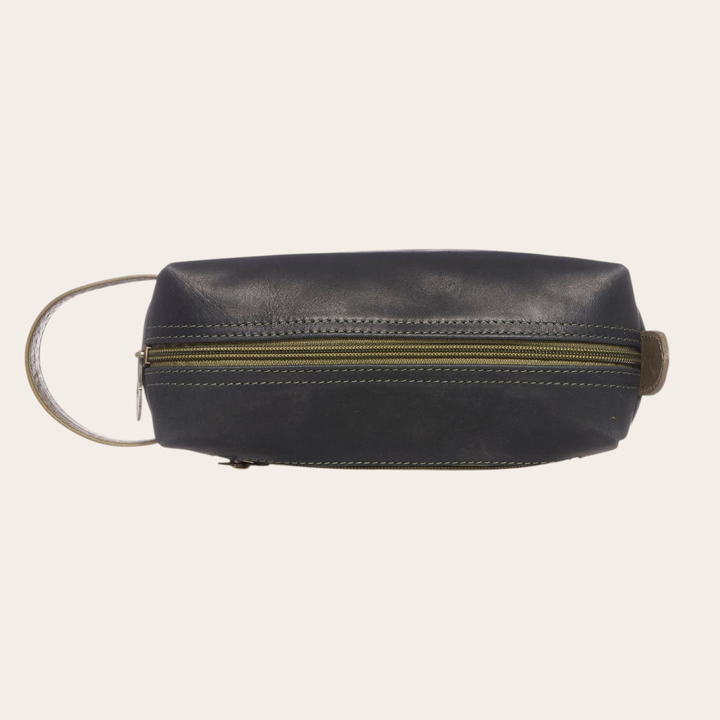 Neceser OLKI Elqui de cuero negro y verde con asa lateral y cierre de cremallera, ideal para viajes.