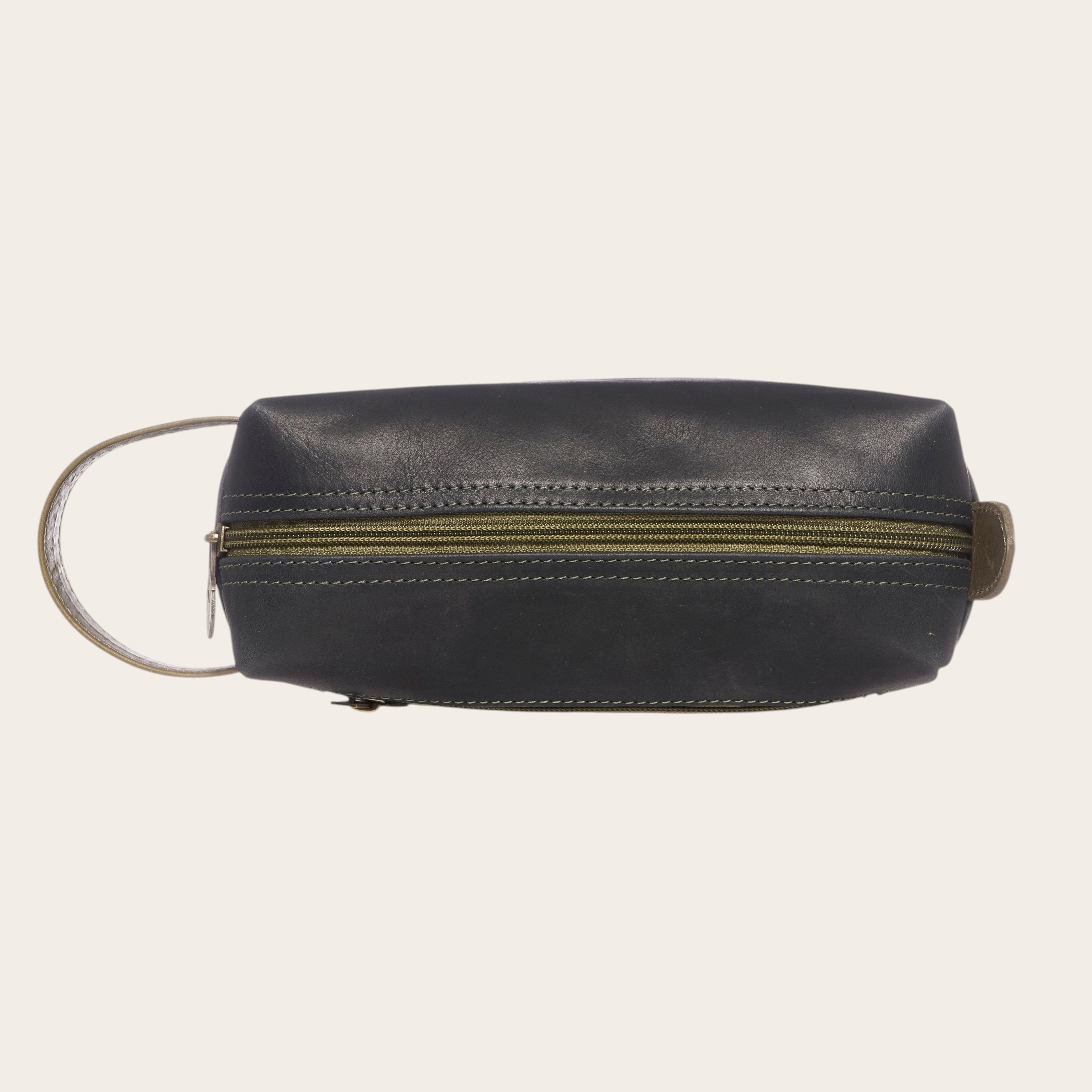 Neceser OLKI Elqui de cuero negro y verde con asa lateral y cierre de cremallera, ideal para viajes.