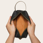 Neceser OLKI Elqui negro y verde con interior de cuero, ideal para viajes y uso diario.