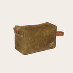 Neceser OLKI Elqui verde y caramelo de cuero con bolsillo exterior y asa lateral.