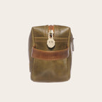 Neceser OLKI Elqui verde y caramelo de cuero con asa lateral y bolsillo exterior.