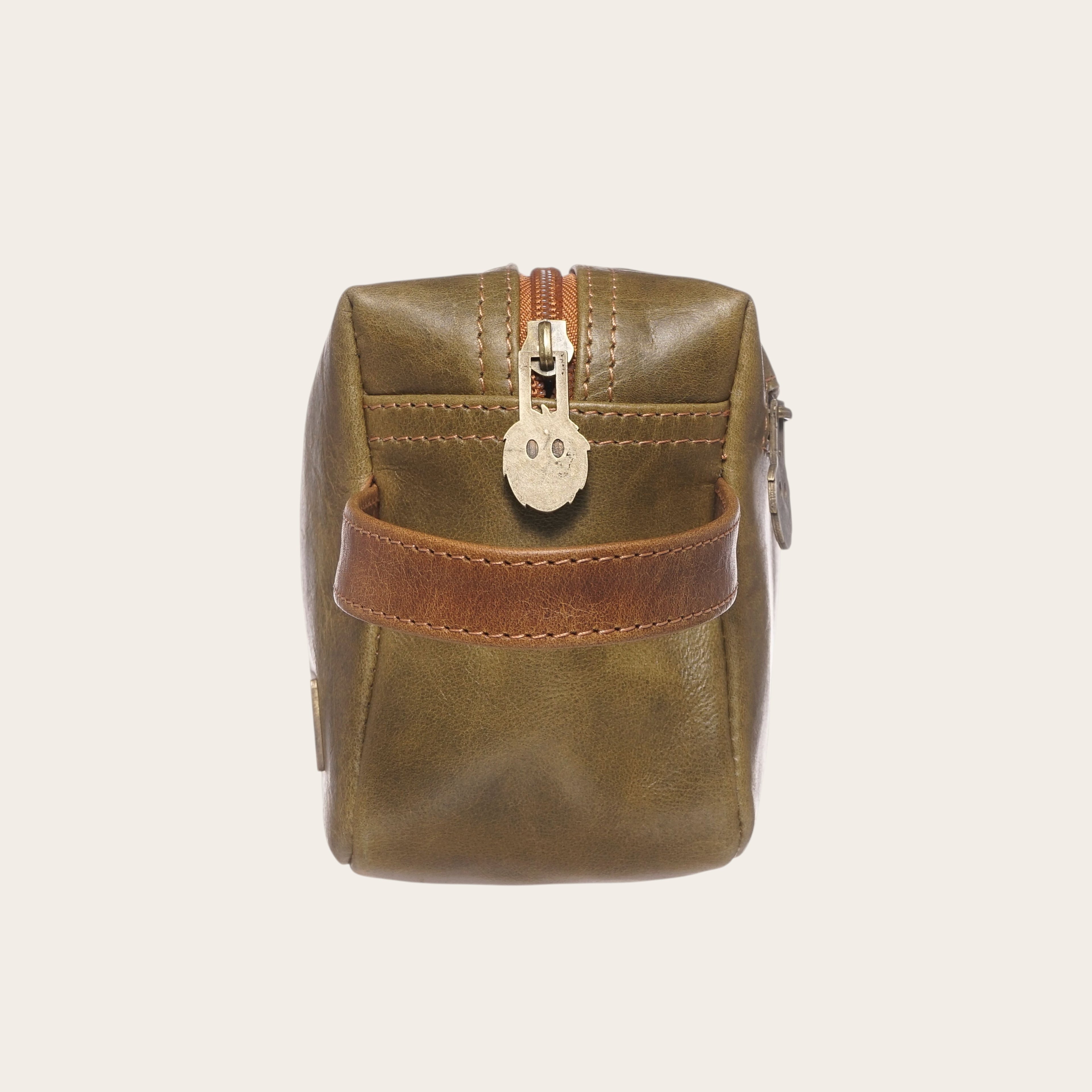 Neceser OLKI Elqui verde y caramelo de cuero con asa lateral y bolsillo exterior.