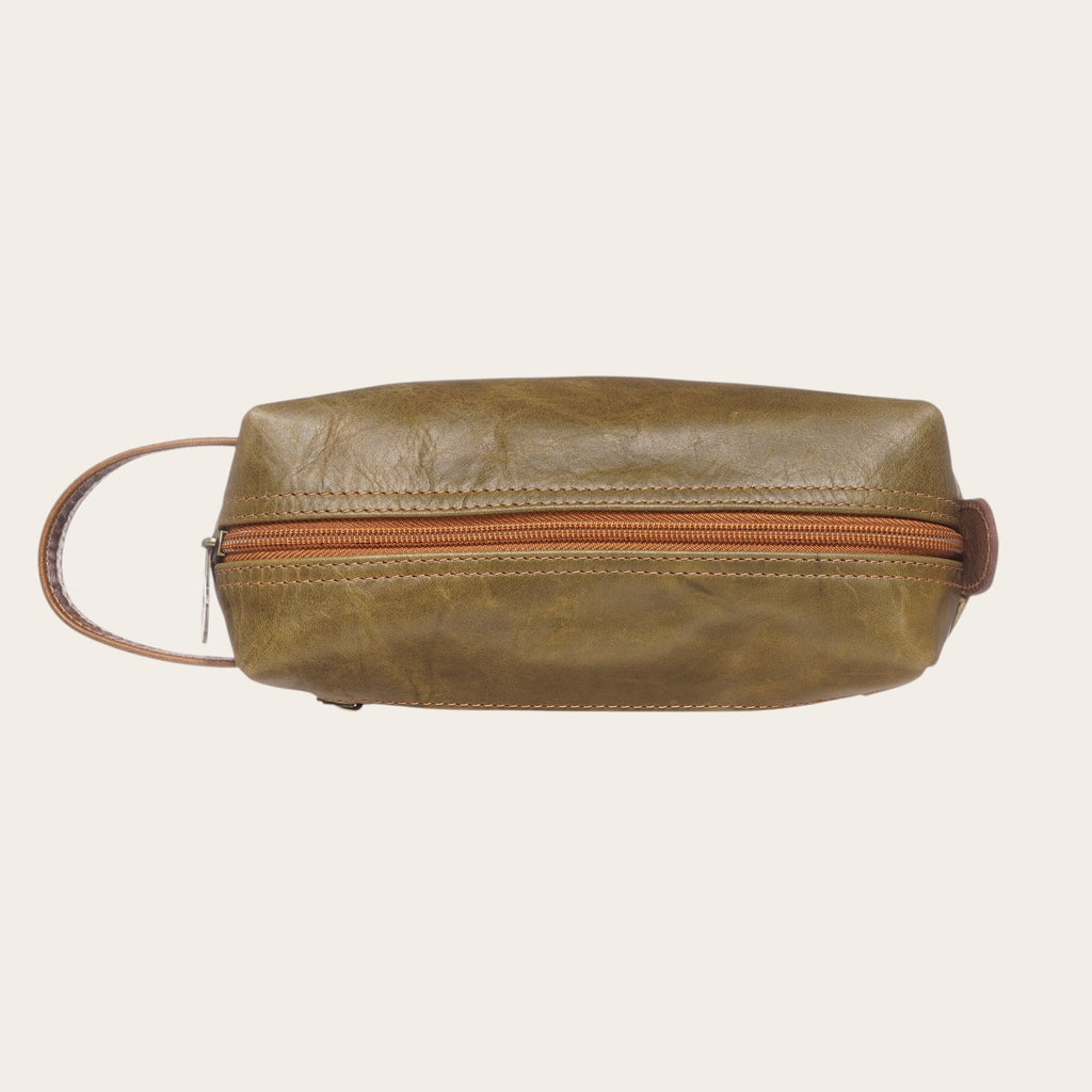 Neceser OLKI Elqui verde y caramelo de cuero con bolsillo exterior lateral y asa.