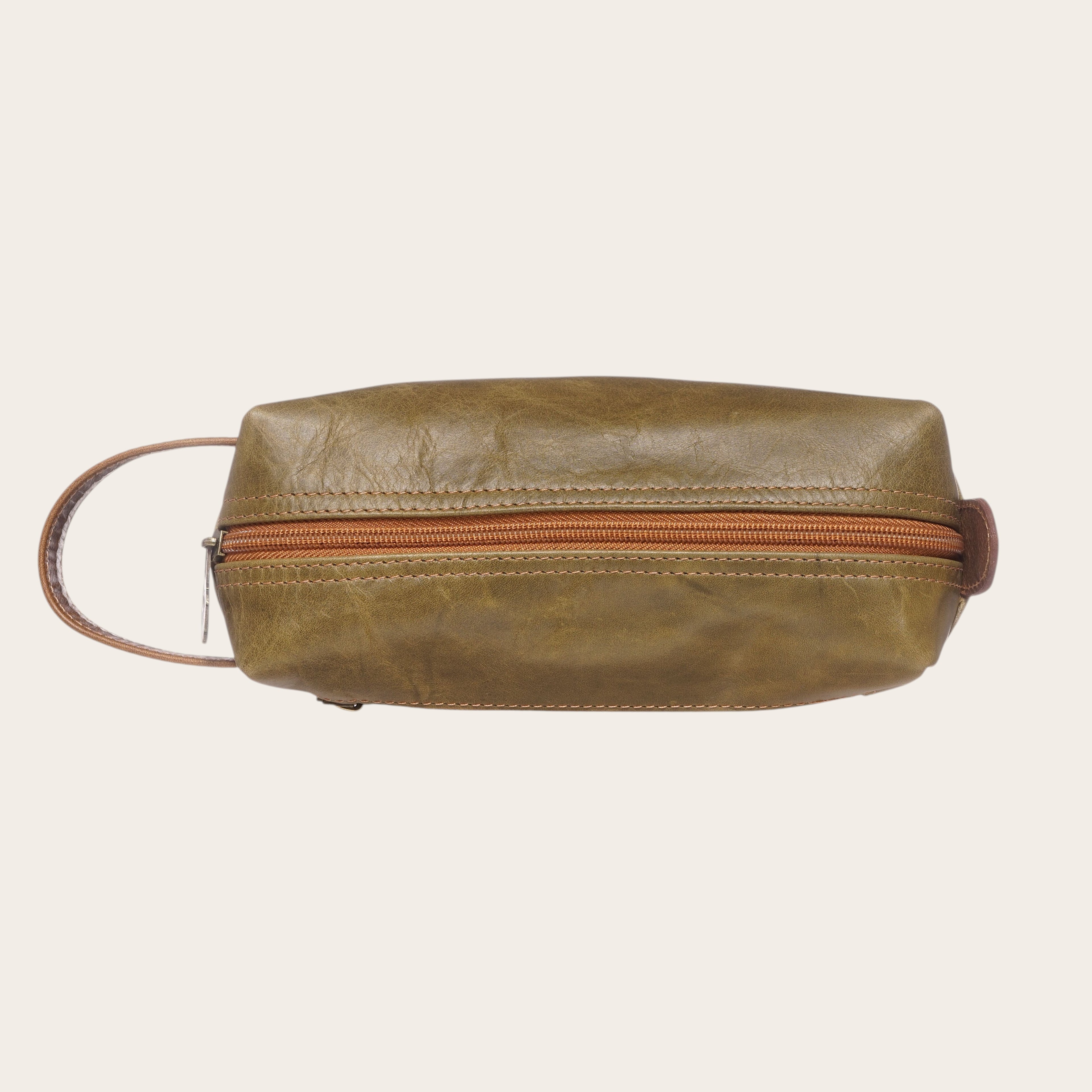 Neceser OLKI Elqui verde y caramelo de cuero con bolsillo exterior lateral y asa.