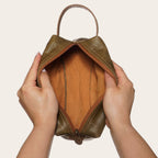 Neceser OLKI Elqui verde y caramelo de cuero, con bolsillo exterior lateral y asa.