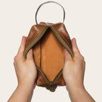 Neceser Lluta de cuero OLKI en caramelo y verde, con cremallera y asa. Ideal para organizar artículos de aseo.