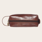 Neceser Lluta Castaño de cuero marrón de OLKI con asa lateral y cremallera dorada. Ideal para organizar artículos de aseo.
