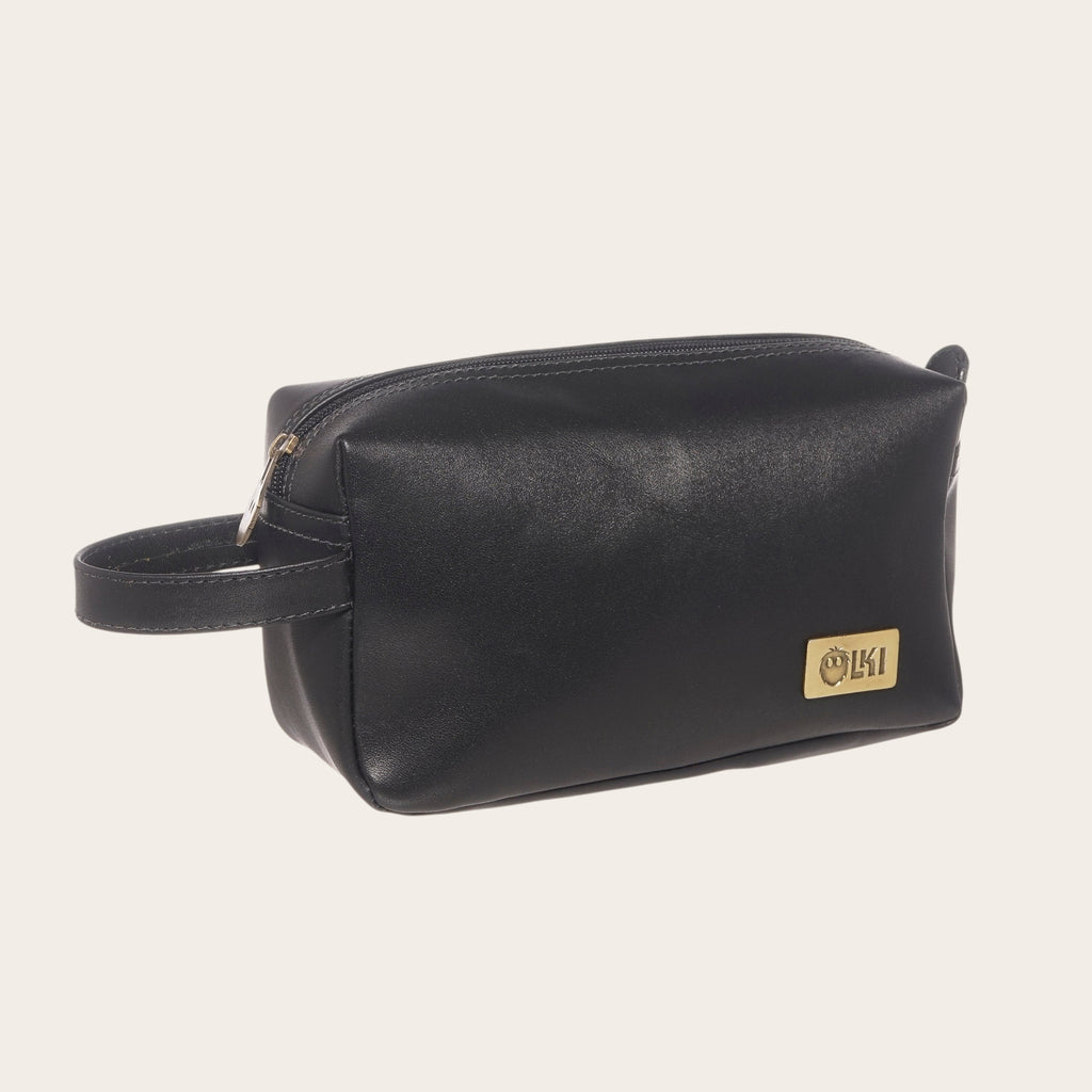 Neceser OLKI Lluta Negro de cuero con asa lateral y placa dorada. Ideal para viaje y uso diario.