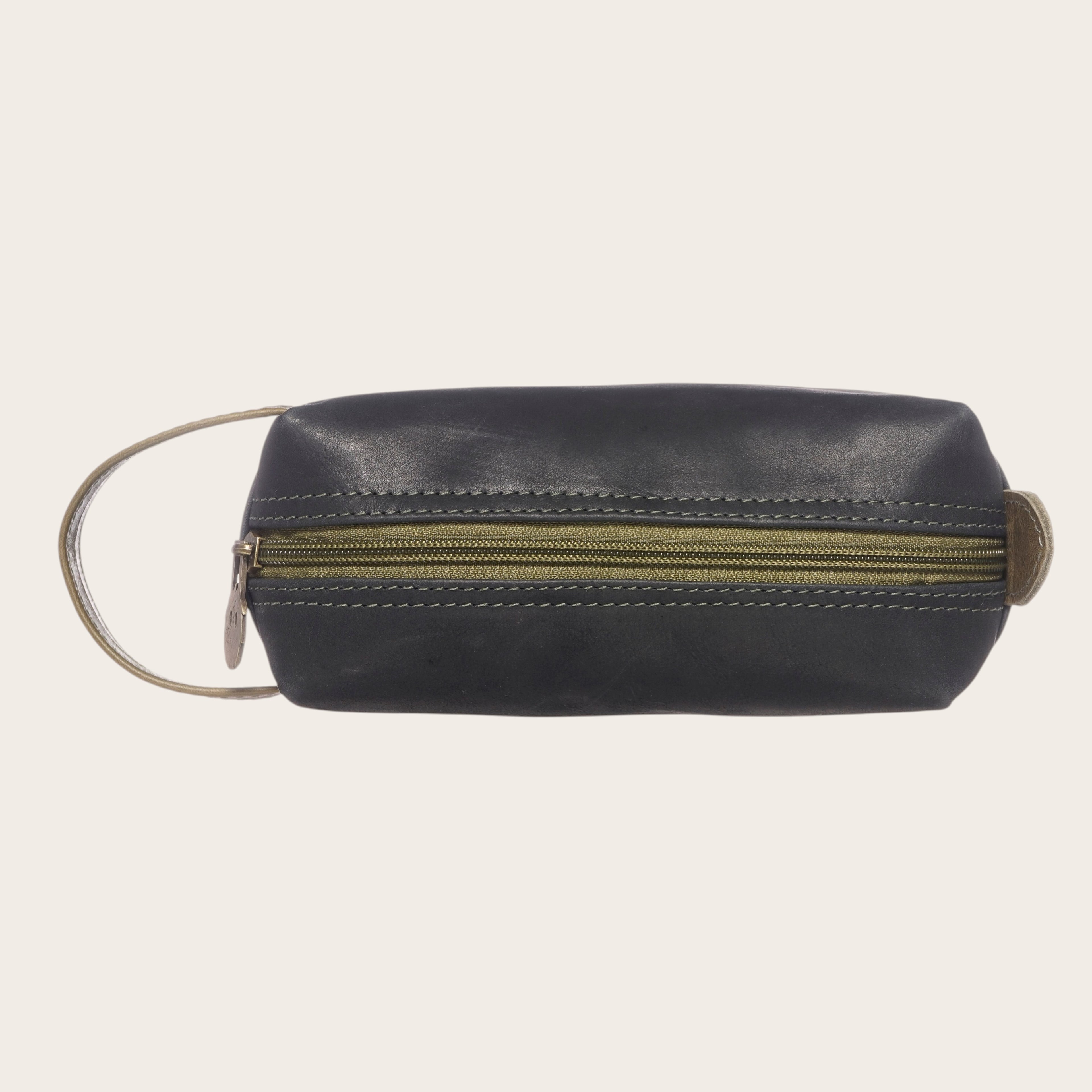 Neceser OLKI Lluta negro y verde con asa lateral y cremallera, ideal para viaje y uso diario.