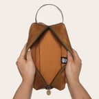 Neceser Loa de OLKI en cuero color caramelo con cremallera verde y asa lateral. Ideal para viajes y uso diario.