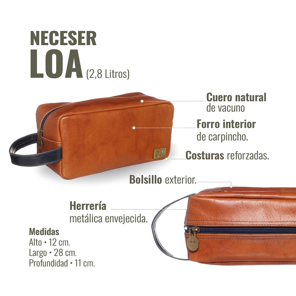 Neceser Loa de cuero tostado de OLKI con detalles en azul, bolsillo exterior y cremallera reforzada. Ideal para viajes.