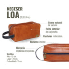 Neceser Loa de cuero tostado de OLKI con detalles en azul, bolsillo exterior y cremallera reforzada. Ideal para viajes.