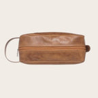Neceser Loa Habano de cuero natural de OLKI con bolsillo exterior y asa lateral. Ideal para viajes y aseo personal.