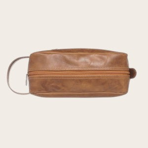Neceser Loa Habano de cuero natural de OLKI con bolsillo exterior y asa lateral. Ideal para viajes y aseo personal.
