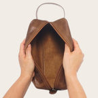 Neceser Loa Habano de cuero natural OLKI con bolsillo exterior y asa lateral. Ideal para viaje.