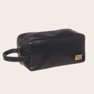Neceser Loa Negro de cuero de OLKI con asa lateral y cierre de cremallera, ideal para organizar esenciales.