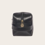 Neceser Loa Negro de cuero de OLKI con asa lateral y cierre de cremallera, ideal para organizar esenciales.