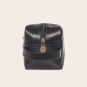 Neceser Loa Negro de cuero de OLKI con asa lateral y cierre de cremallera, ideal para organizar esenciales.