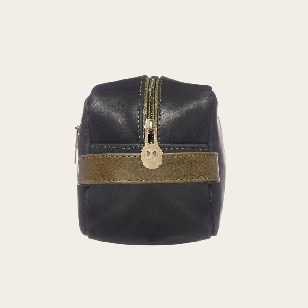 Neceser OLKI Loa de cuero negro y verde con cremallera dorada y detalle de correa. Ideal para viajes y organización.