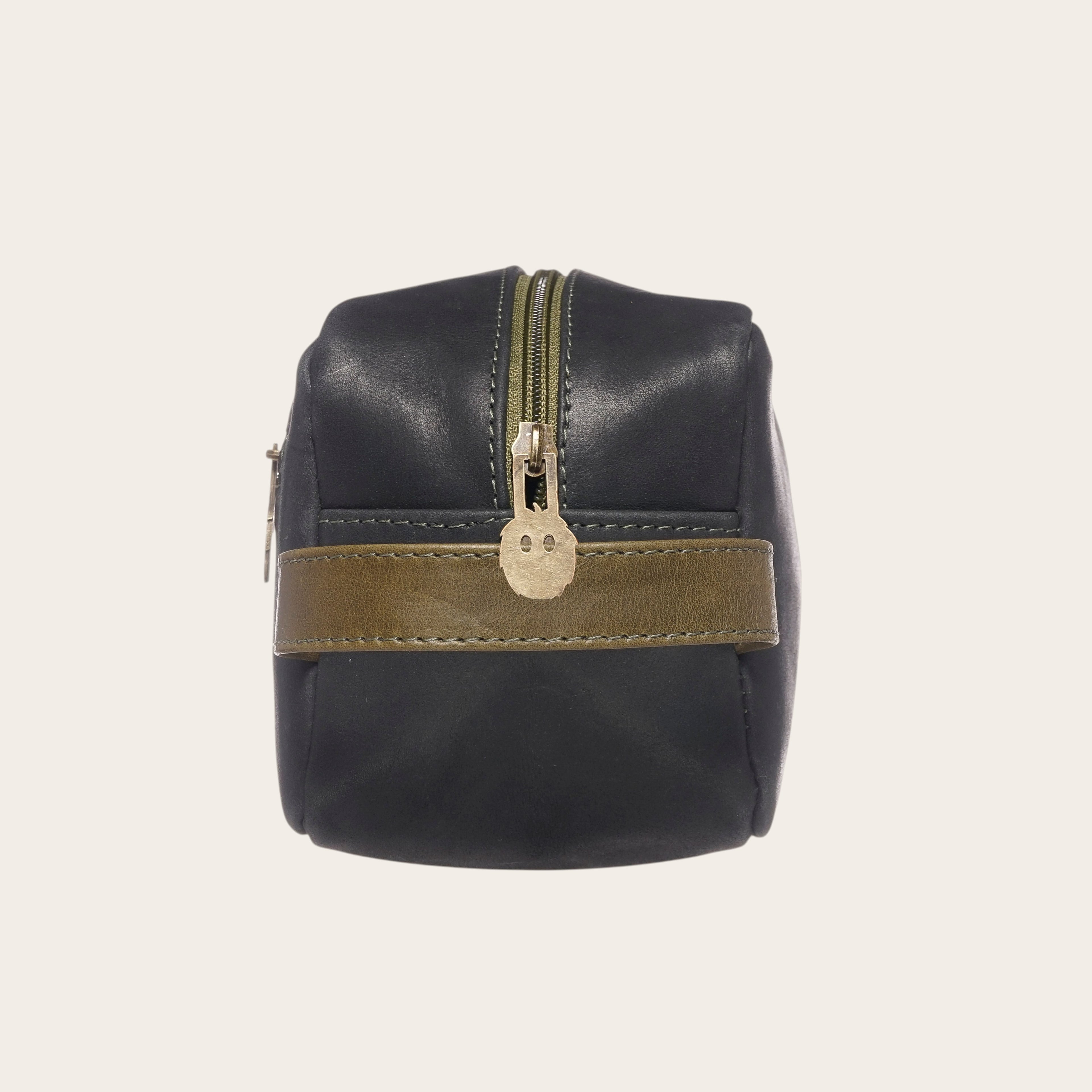 Neceser OLKI Loa de cuero negro y verde con cremallera dorada y detalle de correa. Ideal para viajes y organización.