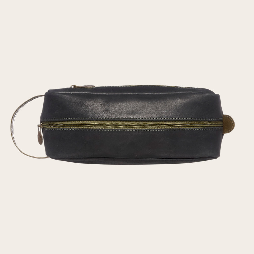 Neceser Loa de cuero negro y verde de OLKI con cremallera verde y asa lateral. Ideal para viaje y aseo.