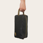 Neceser Loa Negro-Verde de cuero de OLKI con asa y cremallera verde. Ideal para viajes y organización.