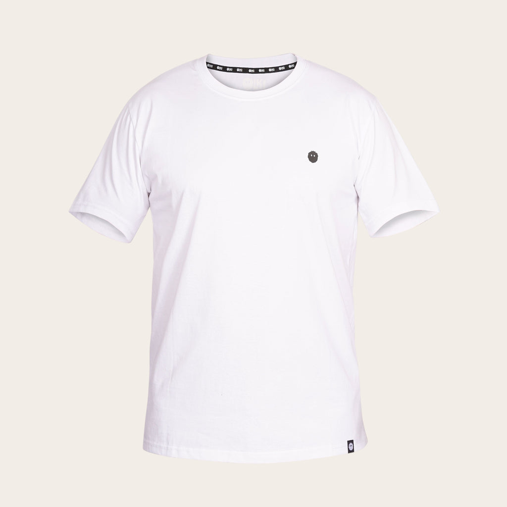 Polera blanca de manga corta OLKI 100% algodón peruano premium con logo discreto en el pecho y etiqueta en el dobladillo.