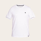 Polera blanca de manga corta OLKI 100% algodón peruano premium con logo discreto en el pecho y etiqueta en el dobladillo.