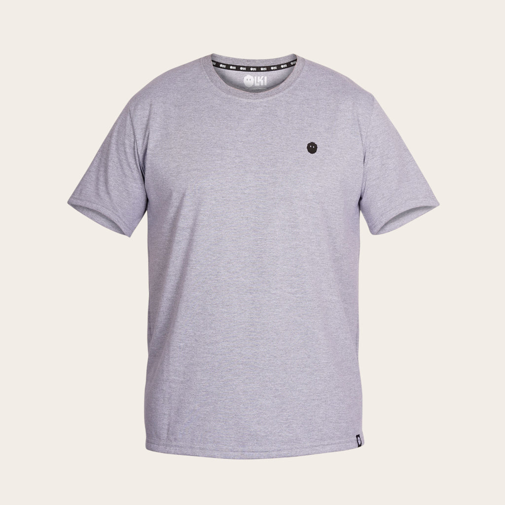 Polera gris de manga corta OLKI 100% algodón peruano con logo discreto en el pecho y cuello redondo.